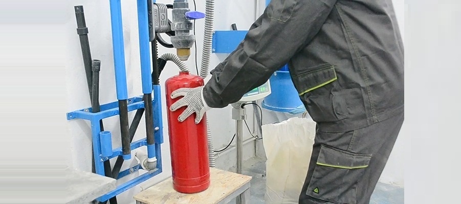 Trước khi nạp, cần xác định chính xác loại bình chữa cháy để đảm bảo đúng kỹ thuật